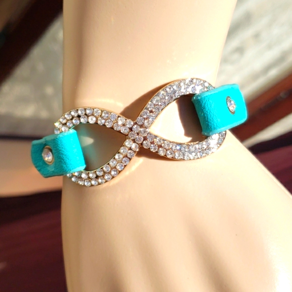 NWT Rhinestone Infinity Symbol Snap Bracelet